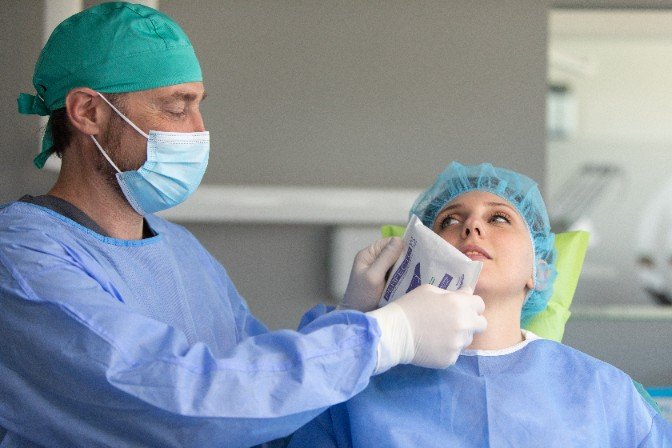 Kompresy i okłady medyczne – rodzaje, zastosowanie i czym różnią się od siebie?